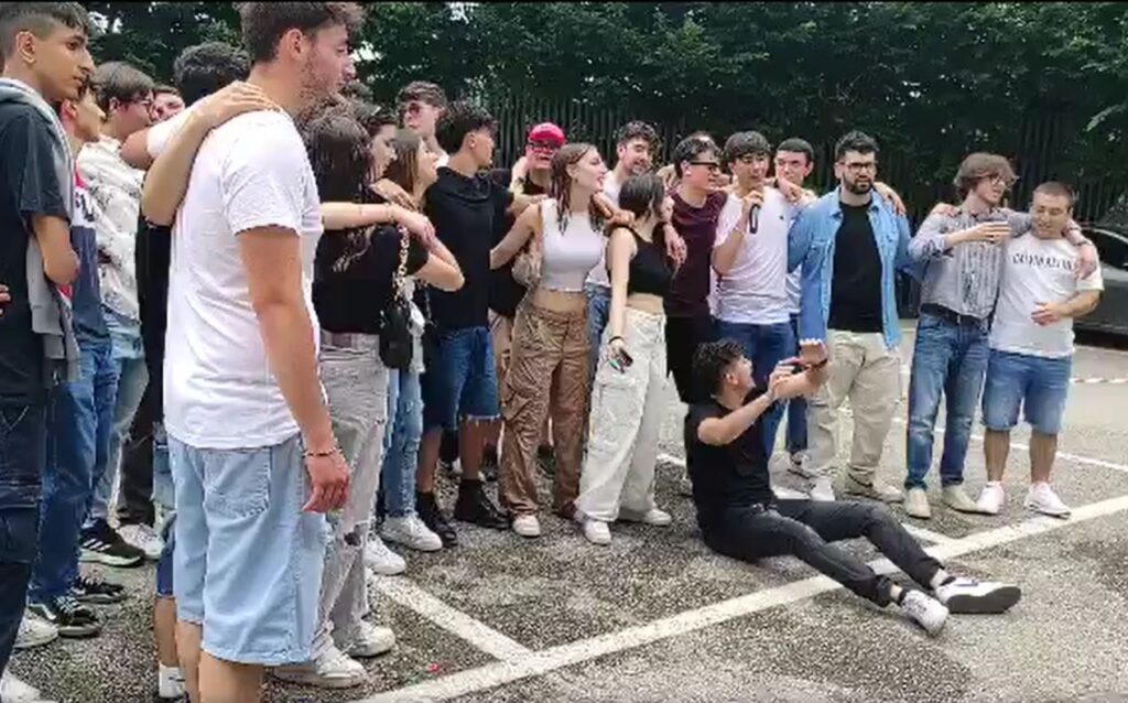 “…… Prima degli esami …..” – Si accendono le luci qui sul palco…di questo anno scolastico appena trascorso. L’anno della Scuola Ritrovata, la scuola che si abbraccia e che canta… Agli studenti di tutto il mondo e in particolare ai nostri del “Galilei-Vetrone” auguriamo la giusta conclusione di un percorso che porteranno sempre nel cuore … con la consapevolezza che non lo dimenticheranno mai. Vi vogliamo bene, ragazzi!!!! Ad maiora ❤️