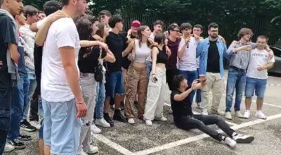 “…… Prima degli esami …..” – Si accendono le luci qui sul palco…di questo anno scolastico appena trascorso. L’anno della Scuola Ritrovata, la scuola che si abbraccia e che canta… Agli studenti di tutto il mondo e in particolare ai nostri del “Galilei-Vetrone” auguriamo la giusta conclusione di un percorso che porteranno sempre nel cuore … con la consapevolezza che non lo dimenticheranno mai. Vi vogliamo bene, ragazzi!!!! Ad maiora ❤️